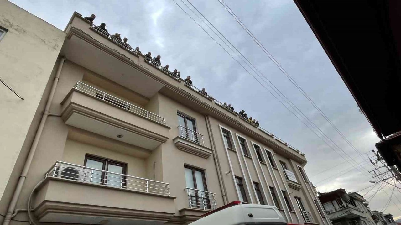 4 katlı bina içindeki eşyalar ile yıkıldı