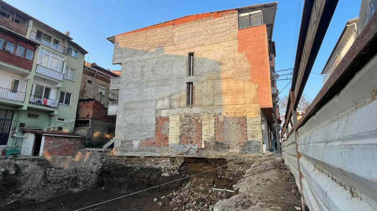 4 katlı bina içindeki eşyalar ile yıkıldı