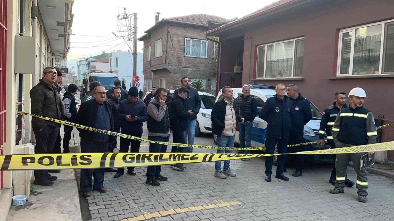 4 katlı bina içindeki eşyalar ile yıkıldı