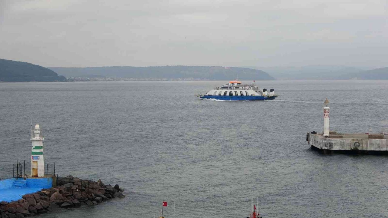 Gökçeada ve Bozcaada’ya bugün ve yarınki feribot seferleri fırtına nedeniyle iptal edildi