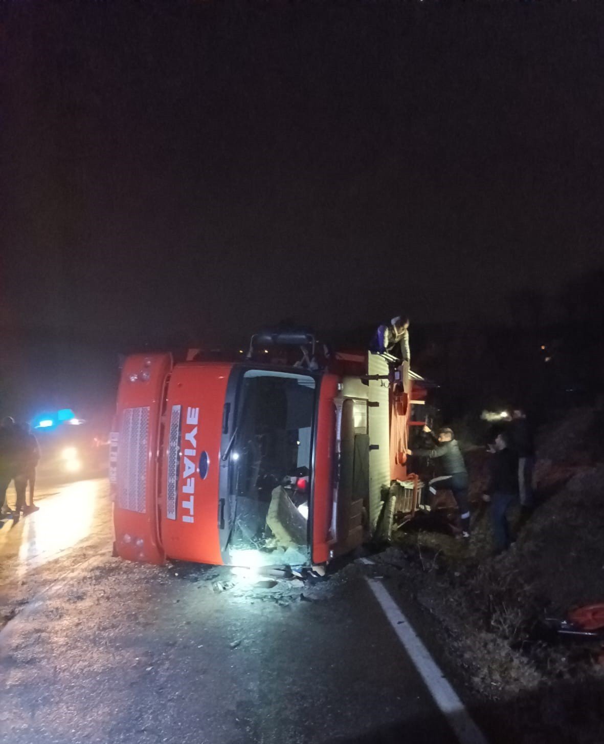 Yangına giden itfaiye aracı devrildi: 3 yaralı