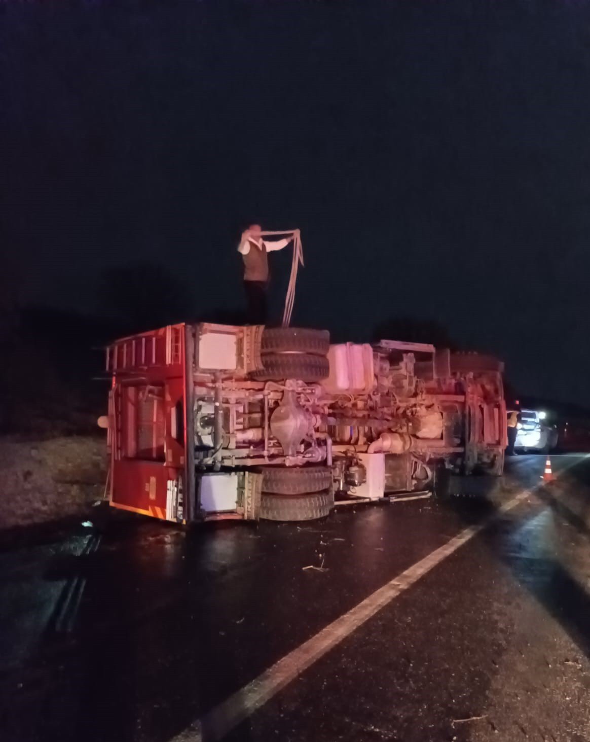 Yangına giden itfaiye aracı devrildi: 3 yaralı