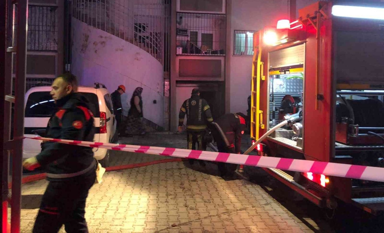 Yangını izleyen kalabalık anonsla dağıtıldı