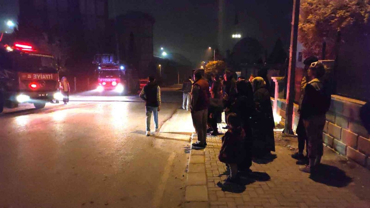 Yangını izleyen kalabalık anonsla dağıtıldı