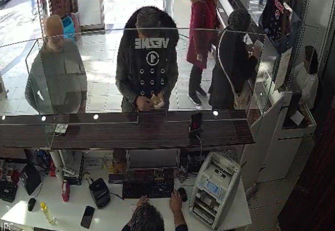 Kefen parasına göz diken dolandırıcılar, kapıya getirilen emekli maaşı da aldı