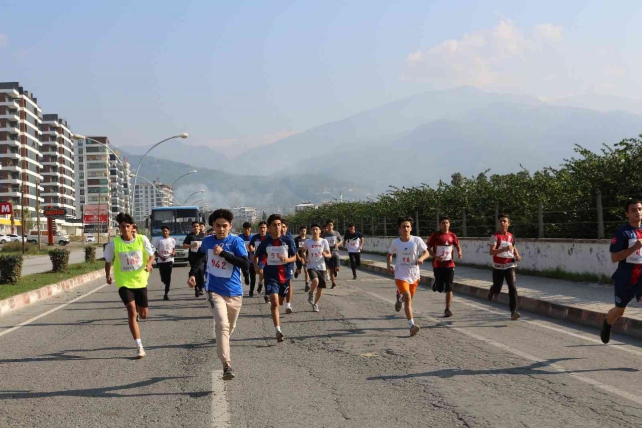 Dörtyol’da ‘İlk Kurşunun’ atılışının 104. yılı kros koşusu düzenlendi