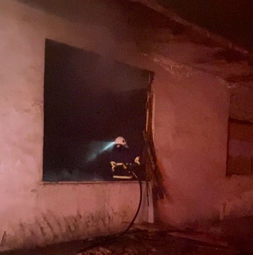 Yangını söndürüp mahsur kalan köpeği kurtardılar