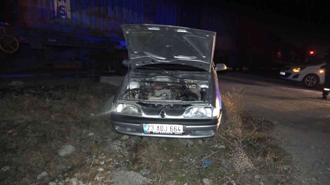 Elazığ’da otomobil trene çarptı
