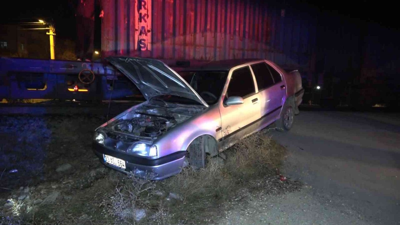Elazığ’da otomobil trene çarptı