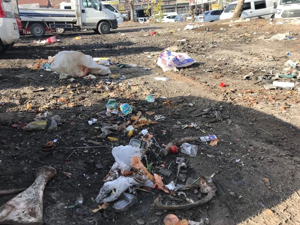 Sanayi esnafı atılan çöplere çare bekliyor