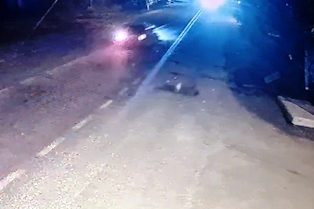 Yolun karşısına geçerken otomobilin çarptığı şahıs hayatı kaybetti...Feci kaza kamerada