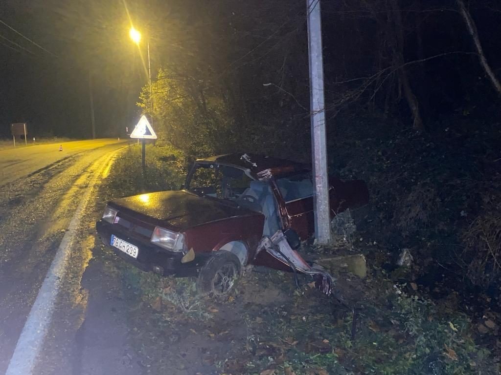 Karabük’te direğe çarpan otomobil sürücüsü hayatını kaybetti