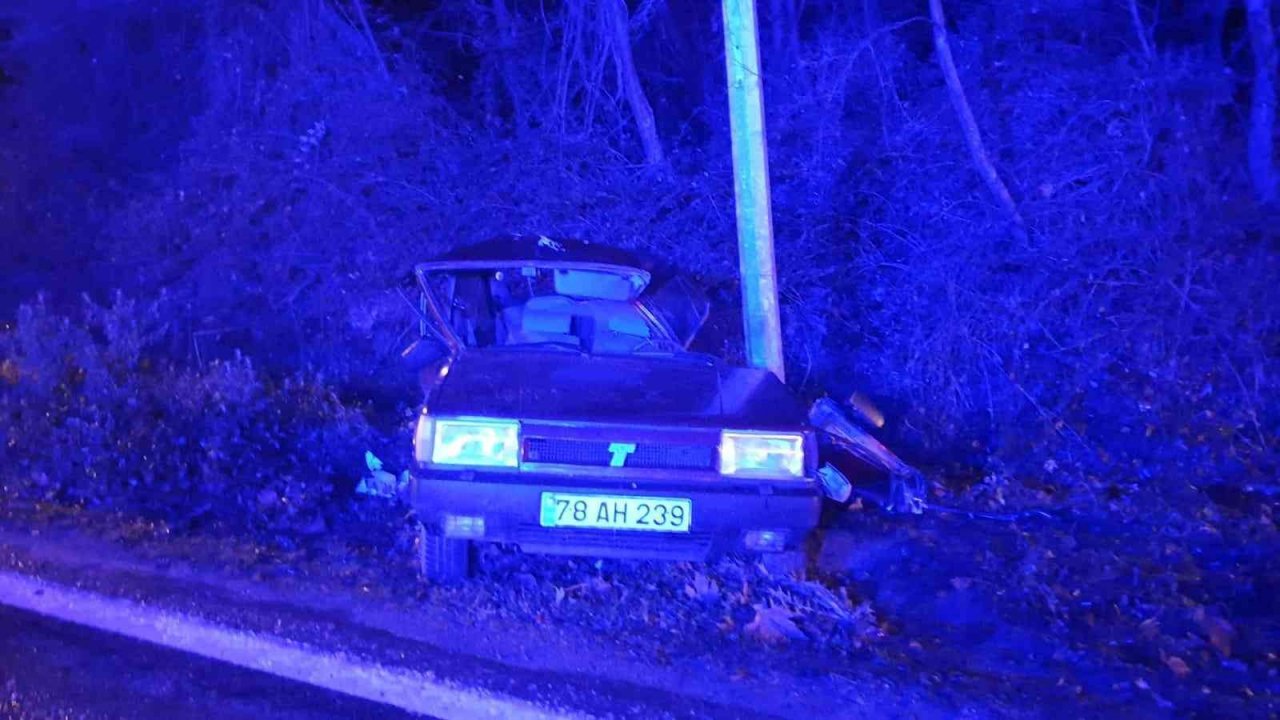 Karabük’te direğe çarpan otomobil sürücüsü hayatını kaybetti