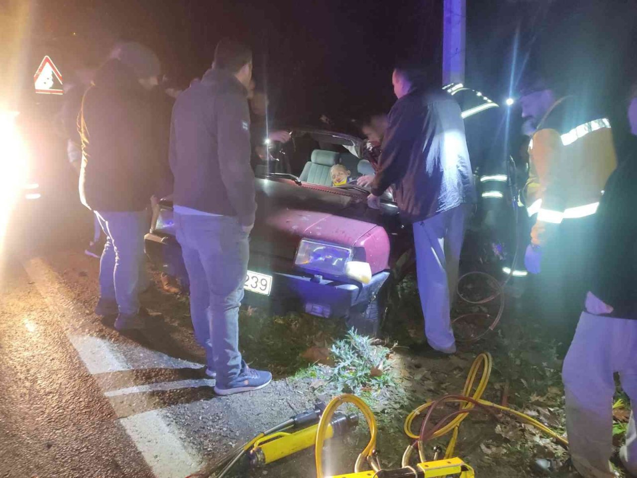 Karabük’te direğe çarpan otomobil sürücüsü hayatını kaybetti