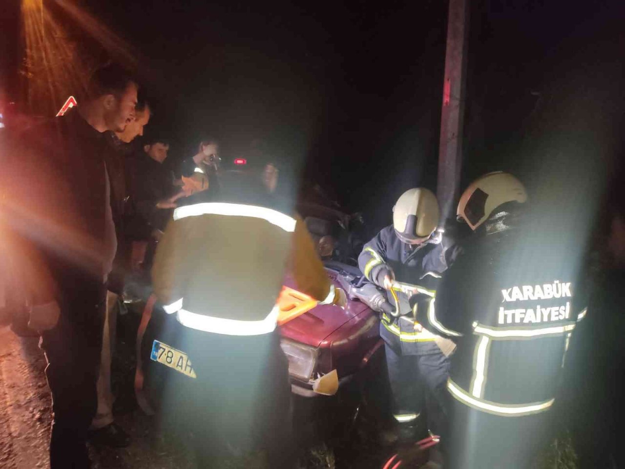 Karabük’te direğe çarpan otomobil sürücüsü hayatını kaybetti