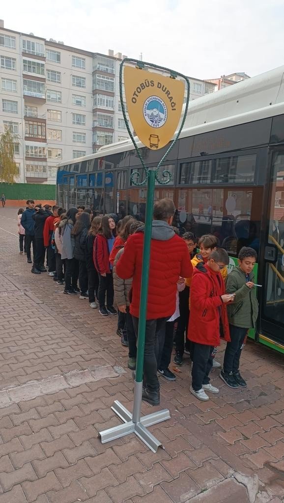 Öğrencilere Toplu Taşıma Kuralları Eğitimi Veriliyor