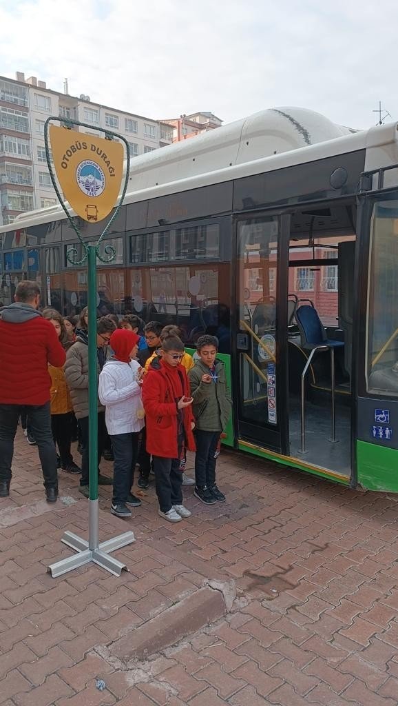 Öğrencilere Toplu Taşıma Kuralları Eğitimi Veriliyor