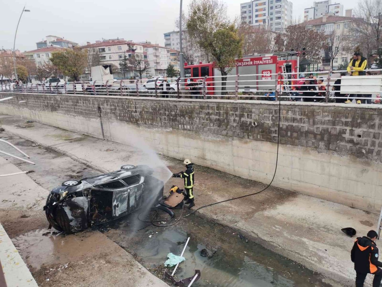 Kanala düşen otomobil alev alev yandı: 4 yaralı