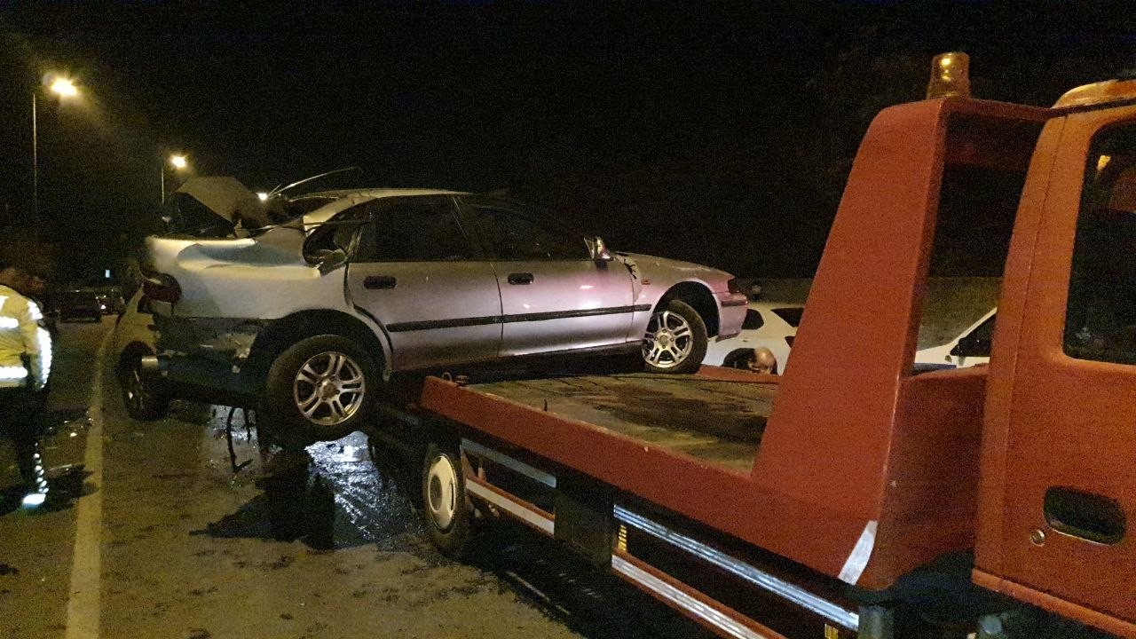 Park halindeki araca çarpıp takla attırdı