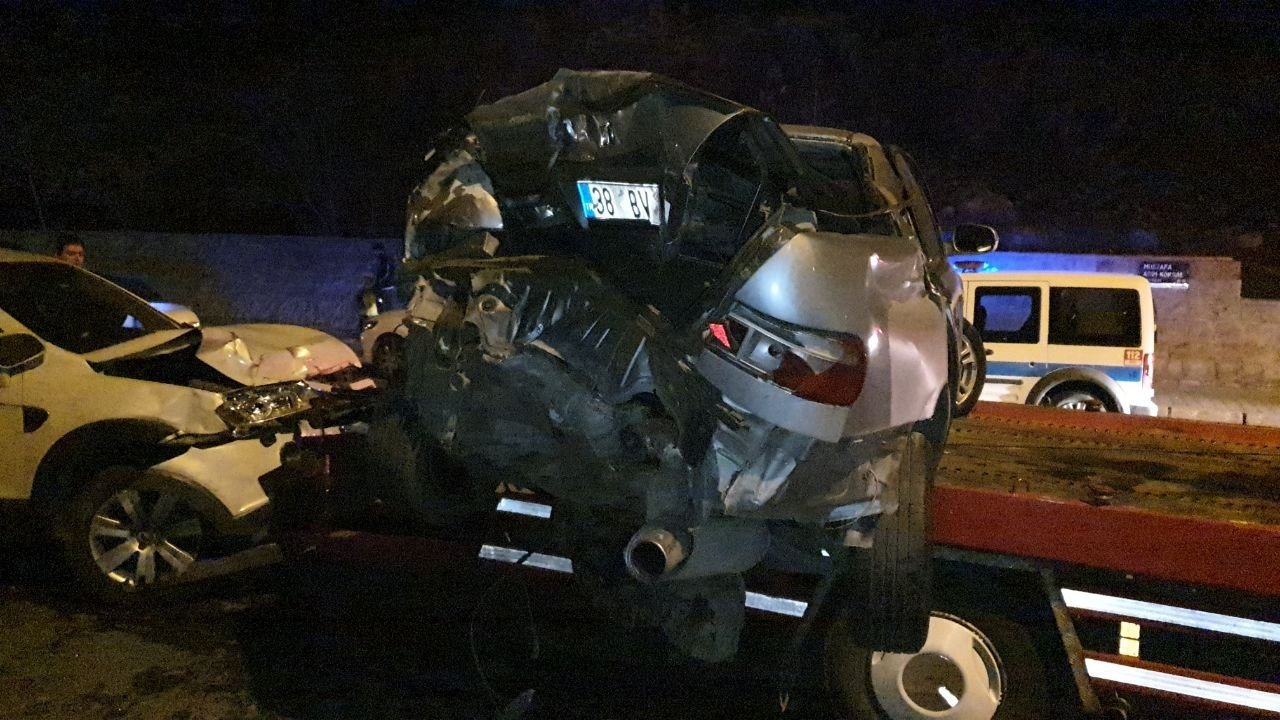 Park halindeki araca çarpıp takla attırdı