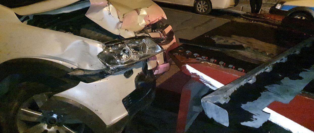 Park halindeki araca çarpıp takla attırdı