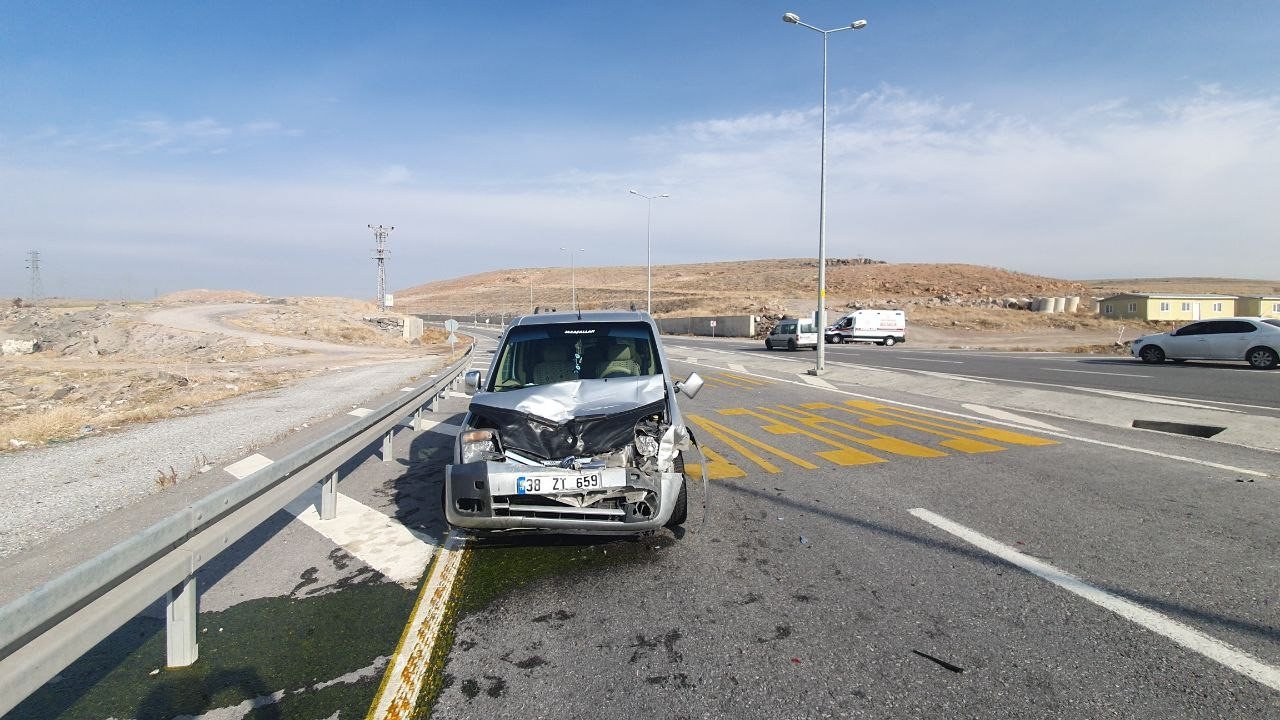 Yavaşlayan otomobile ticari araç çarptı: 2 yaralı