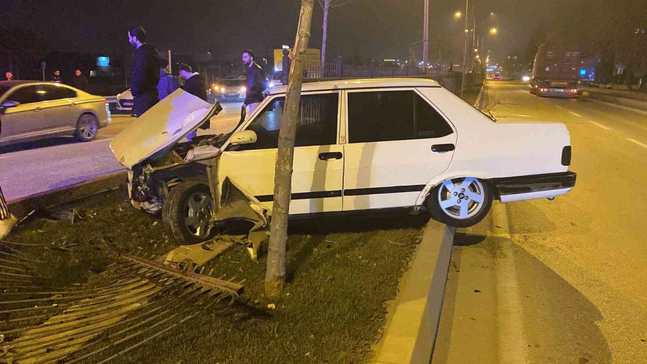 Kontrolden çıkan otomobil orta refüje çıktı: 1 yaralı