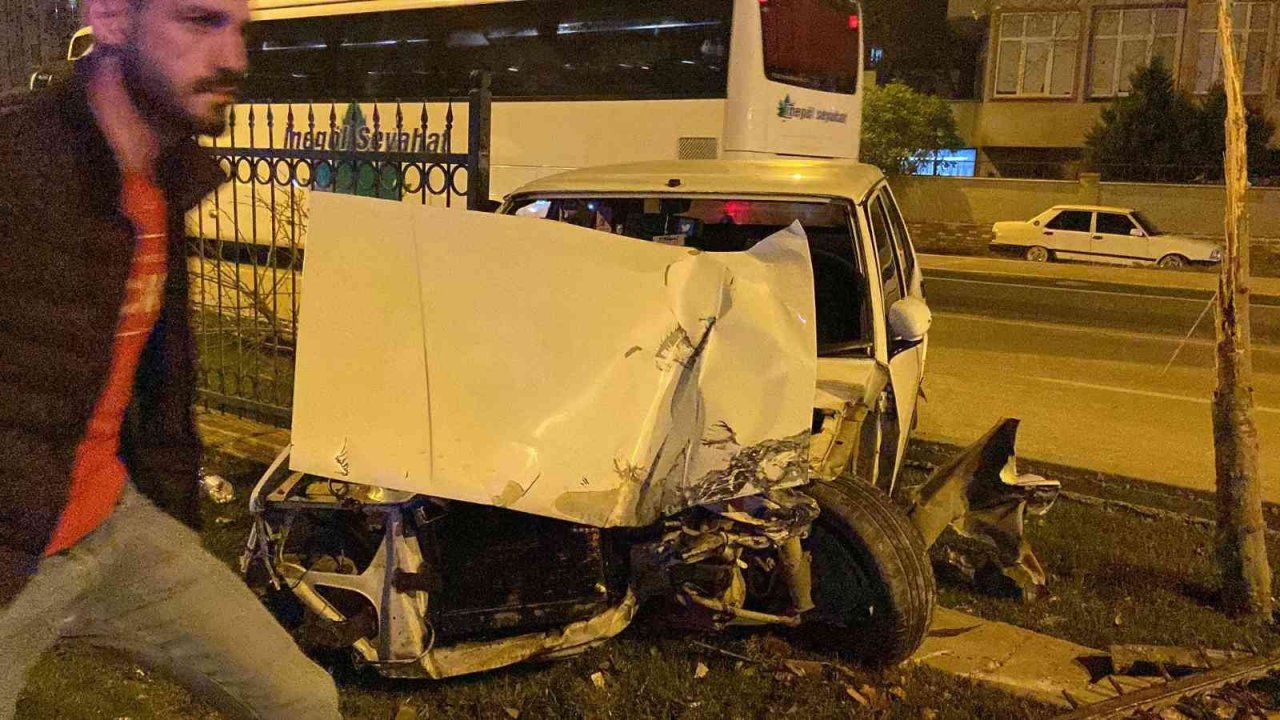 Kontrolden çıkan otomobil orta refüje çıktı: 1 yaralı