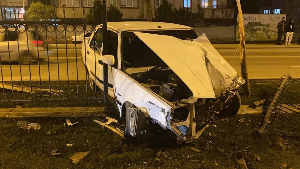 Kontrolden çıkan otomobil orta refüje çıktı: 1 yaralı