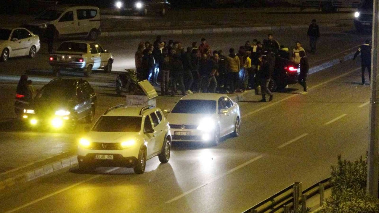 Kontrolden çıkan lüks otomobil aydınlatma direğine böyle çarptı