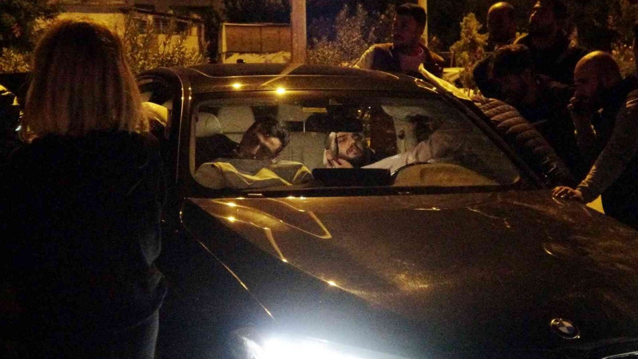 Kontrolden çıkan lüks otomobil aydınlatma direğine böyle çarptı