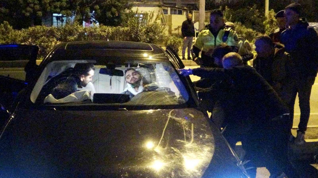 Kontrolden çıkan lüks otomobil aydınlatma direğine böyle çarptı