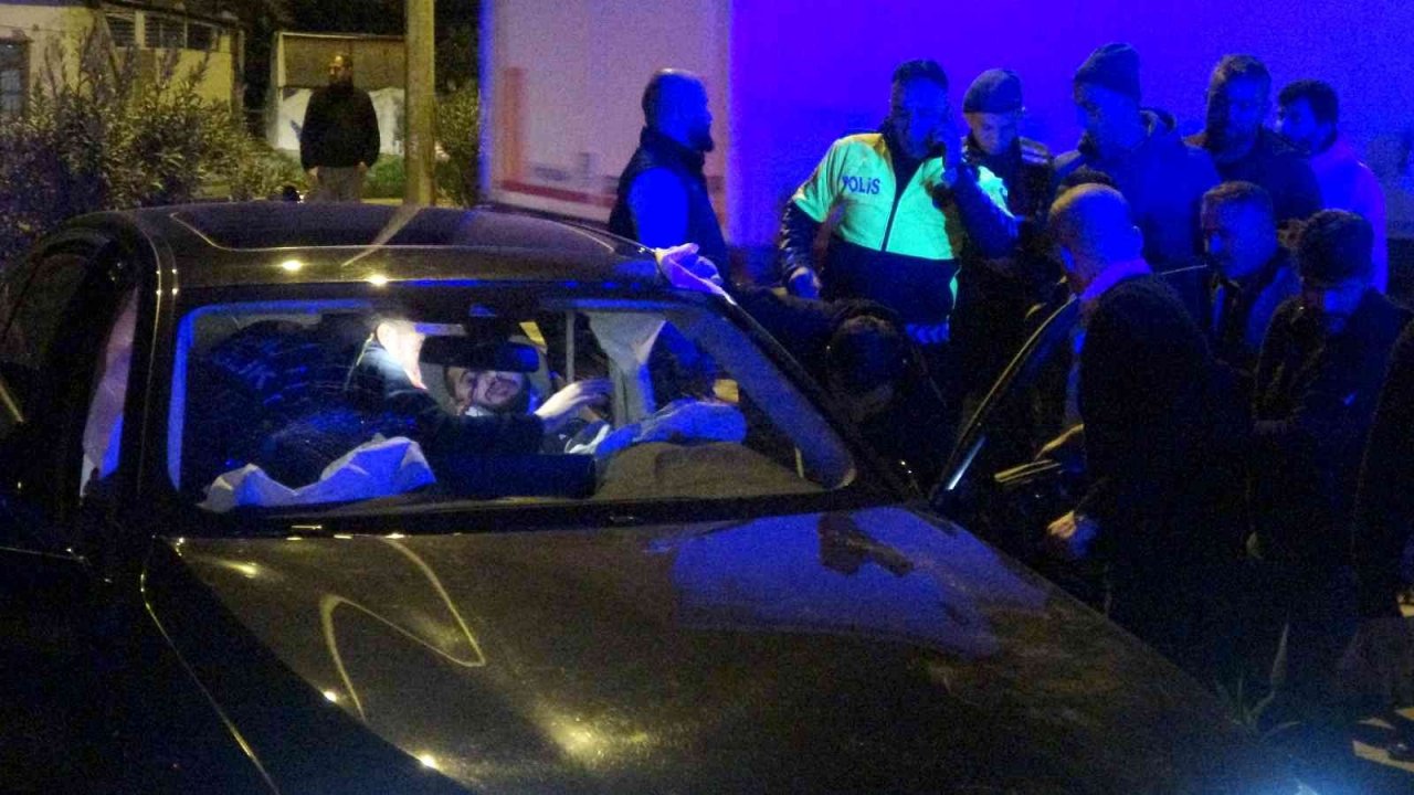 Kontrolden çıkan lüks otomobil aydınlatma direğine böyle çarptı