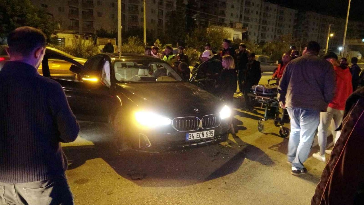 Kontrolden çıkan lüks otomobil aydınlatma direğine böyle çarptı