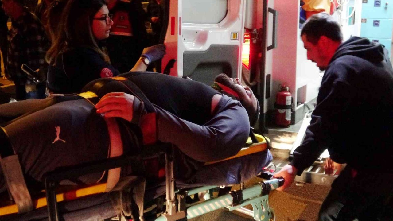 Kontrolden çıkan lüks otomobil aydınlatma direğine böyle çarptı