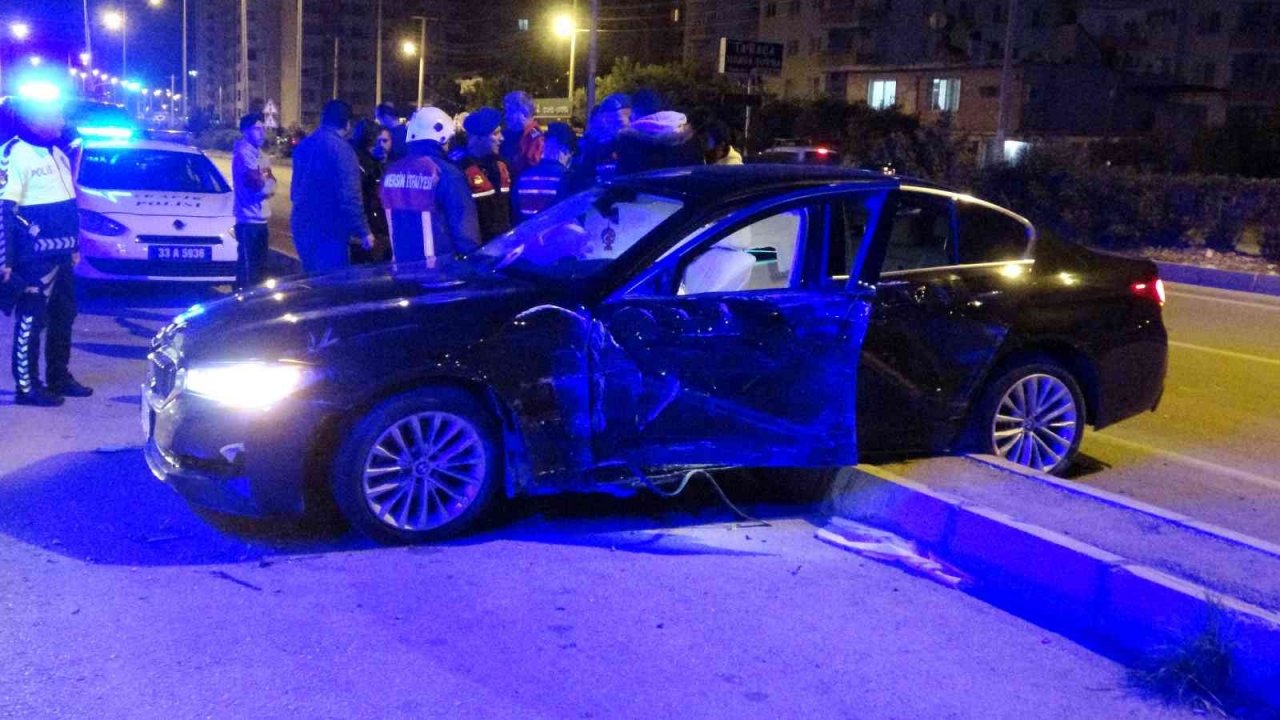 Kontrolden çıkan lüks otomobil aydınlatma direğine böyle çarptı