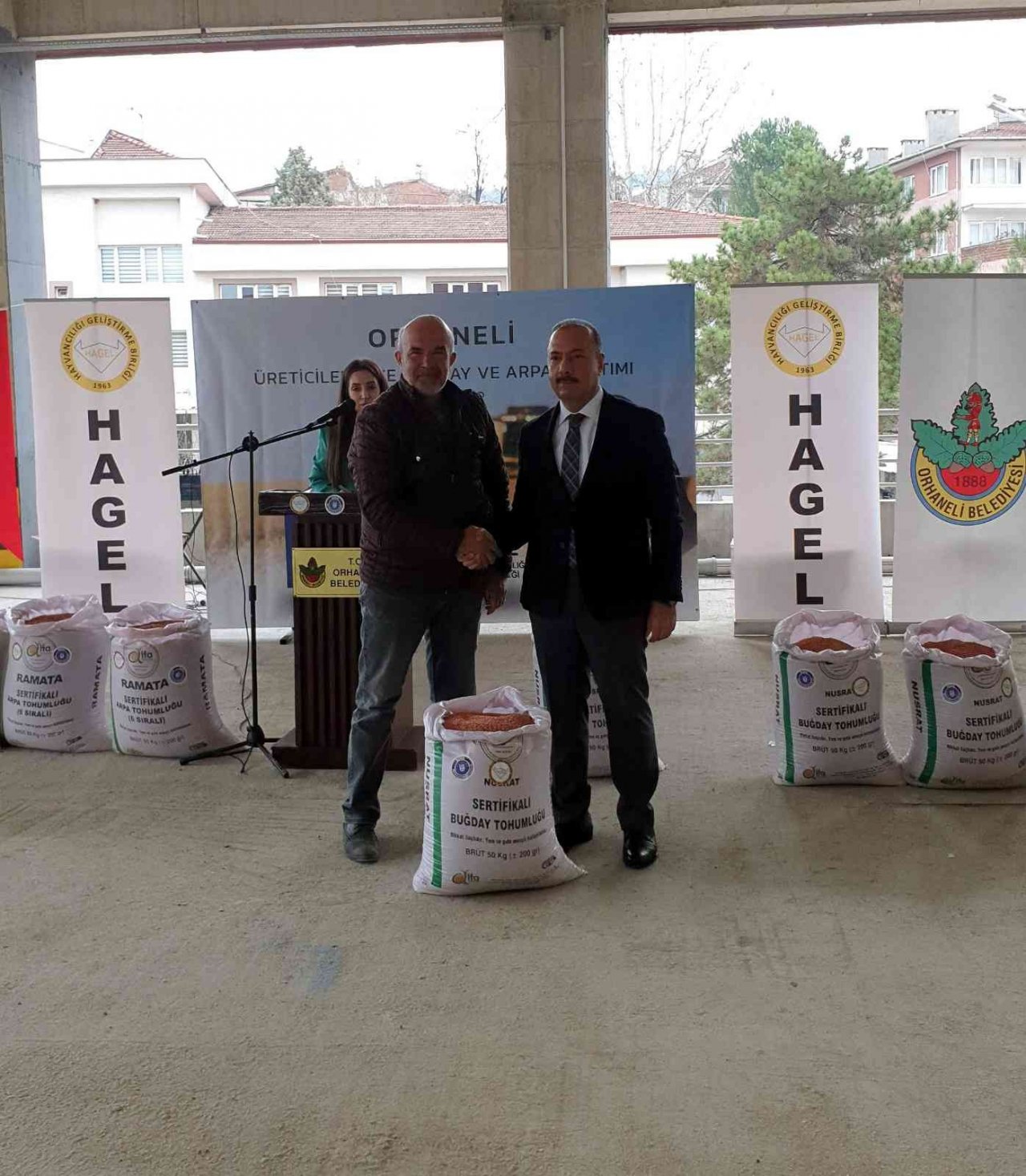 Orhaneli’de çiftçiye 6 ton arpa ve buğday dağıtıldı