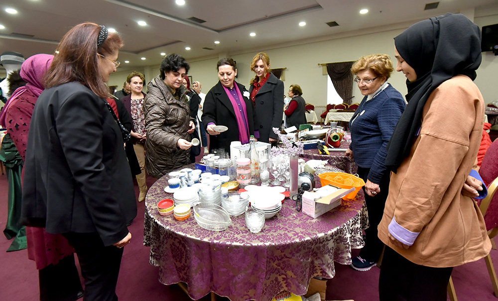 protokol-eslerinden-kermes-ziyareti-3.jpg