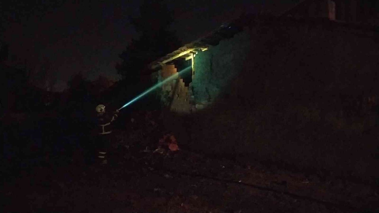 Uşak’ta yangında dumandan etkilenen karı koca hastaneye kaldırıldı