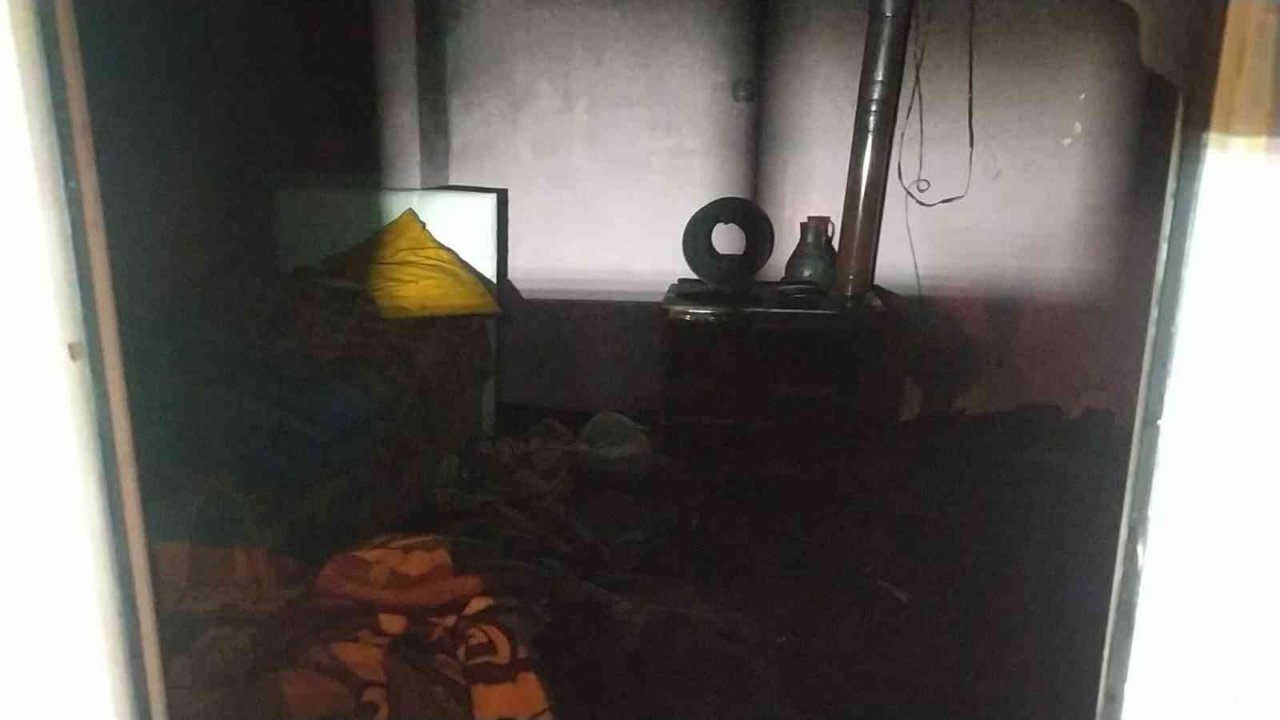 Uşak’ta yangında dumandan etkilenen karı koca hastaneye kaldırıldı