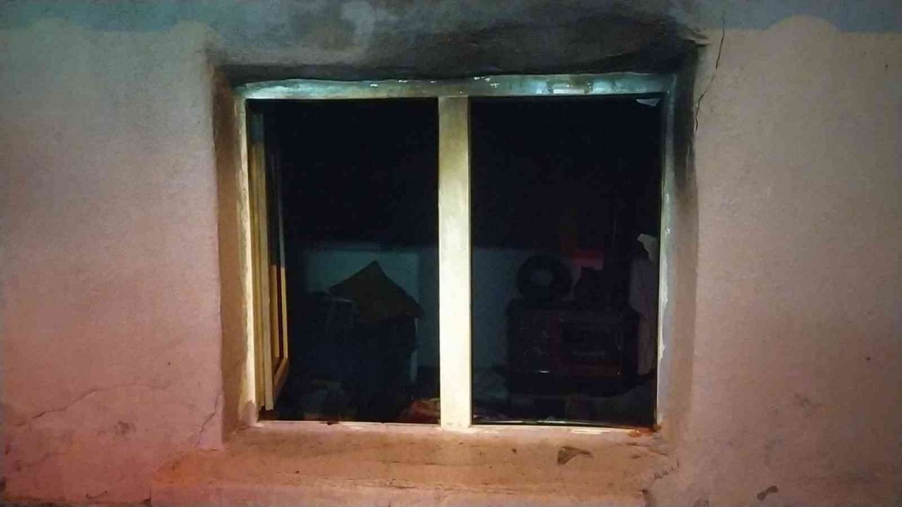 Uşak’ta yangında dumandan etkilenen karı koca hastaneye kaldırıldı