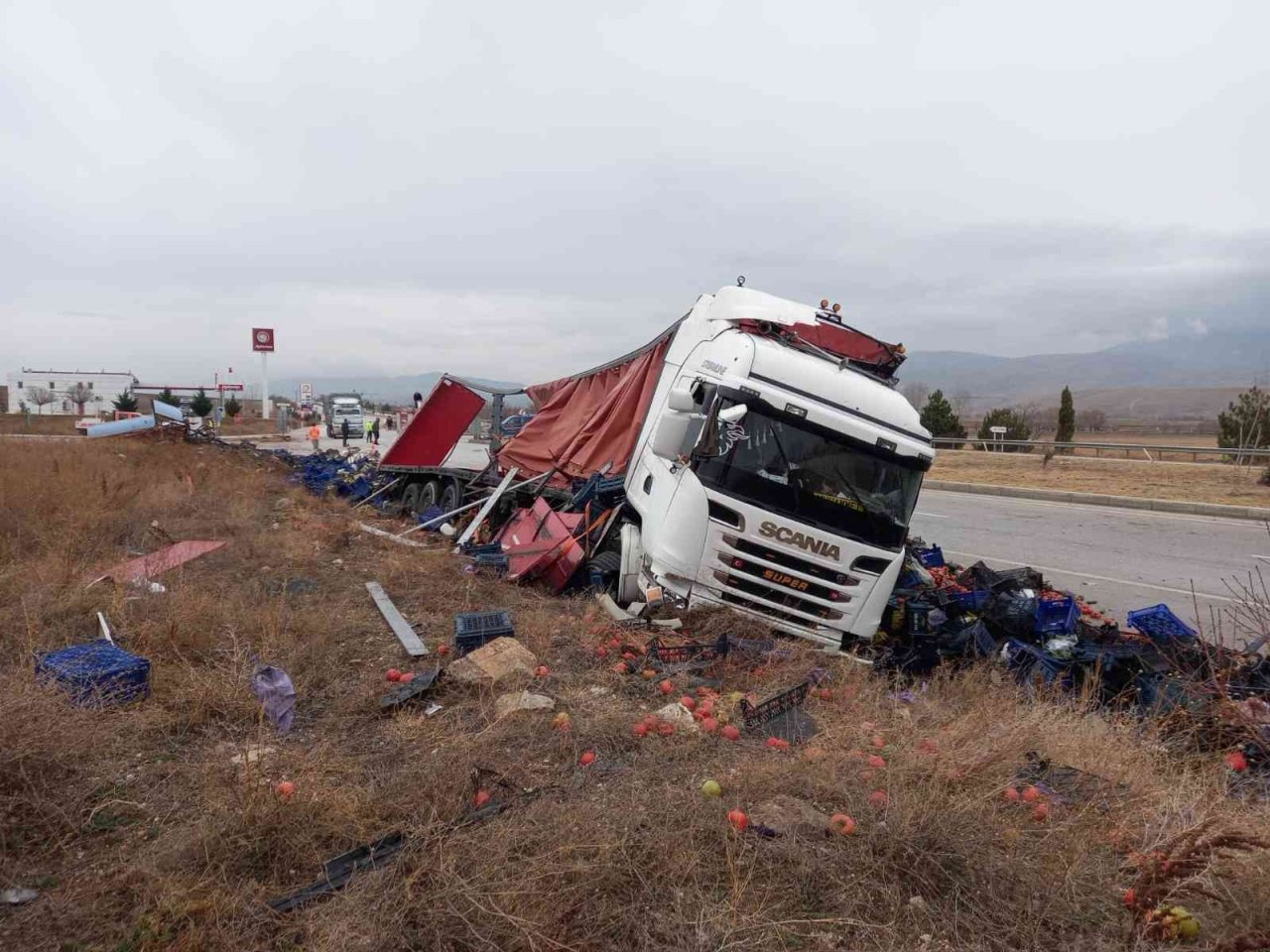 Meyve yüklü tır kaza yaptı: 1 yaralı
