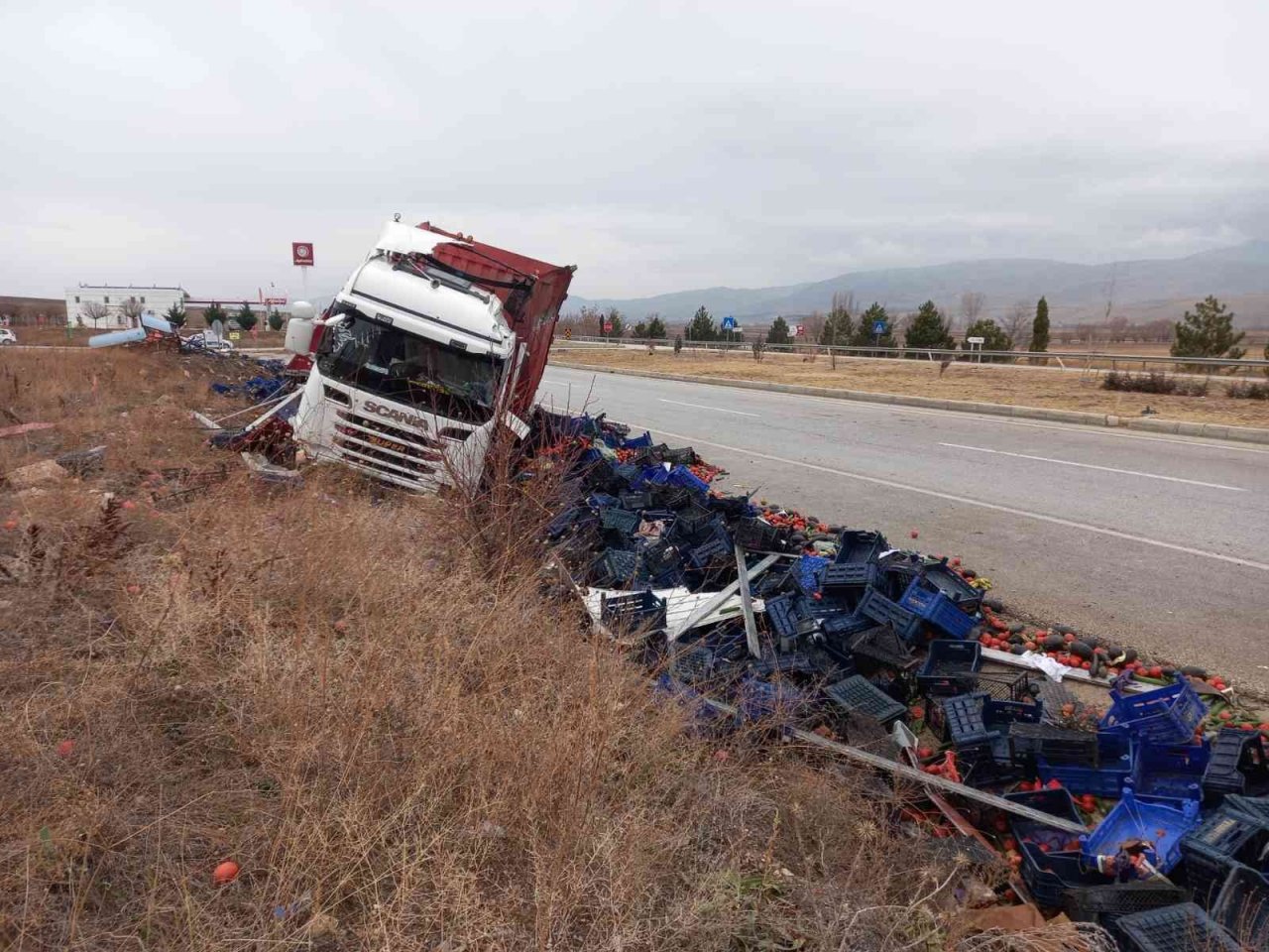 Meyve yüklü tır kaza yaptı: 1 yaralı