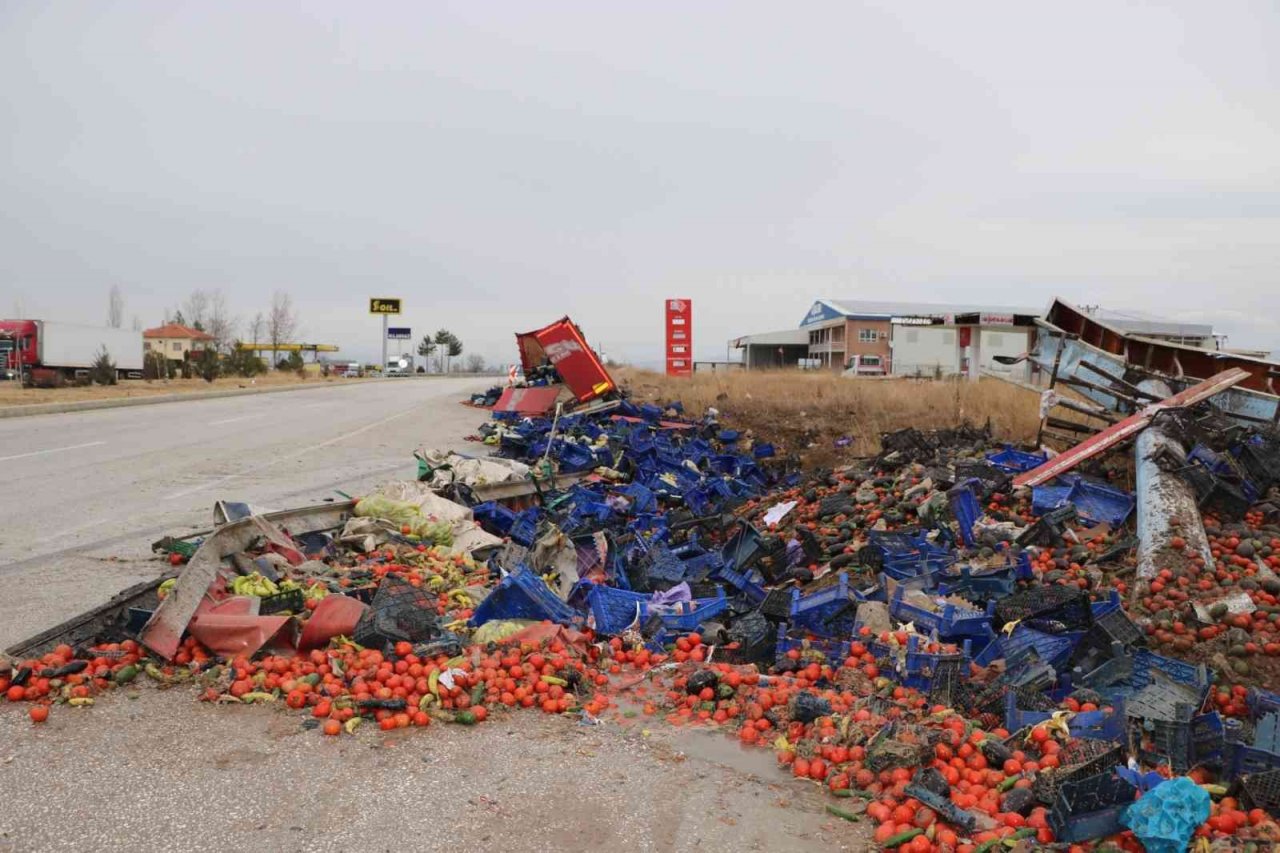 Meyve yüklü tır kaza yaptı: 1 yaralı