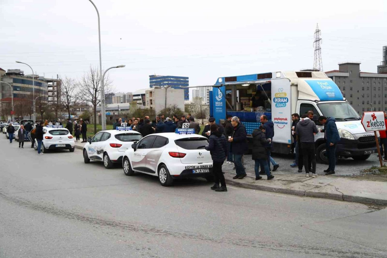 Sürücü adaylarına çorba ikramı