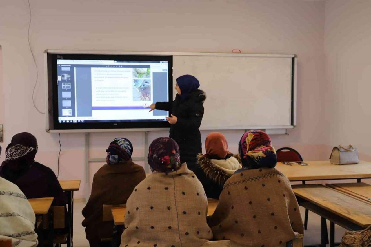 Bayburtlu kadınlar Köy Yaşam Merkezlerinde modern tarım yöntemlerini öğreniyor