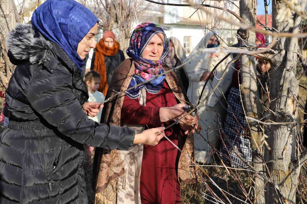 Bayburtlu kadınlar Köy Yaşam Merkezlerinde modern tarım yöntemlerini öğreniyor