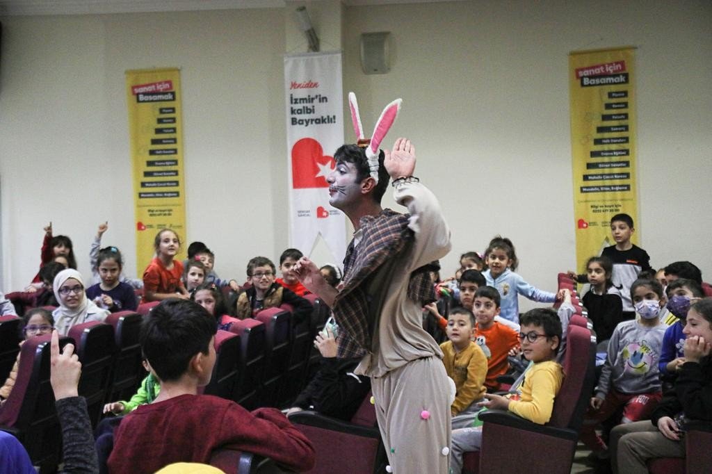 Bayraklı’da çocuklar, tiyatroda doyasıya eğlendi