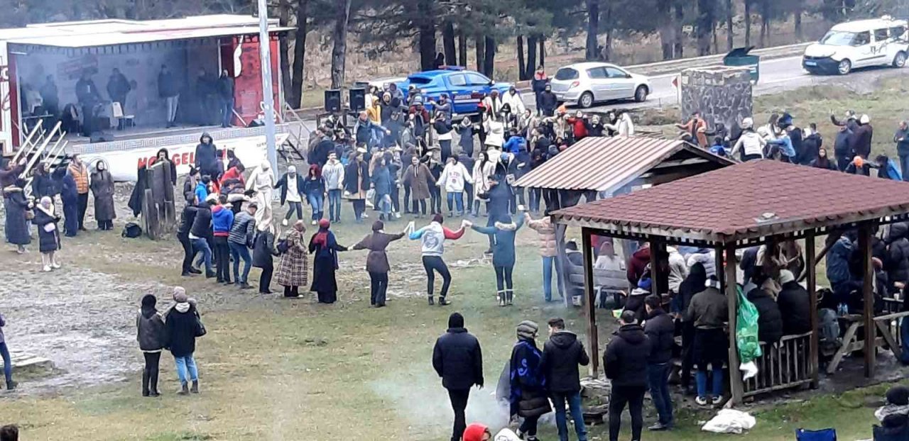 Festivalde bir ton hamsi tüketildi