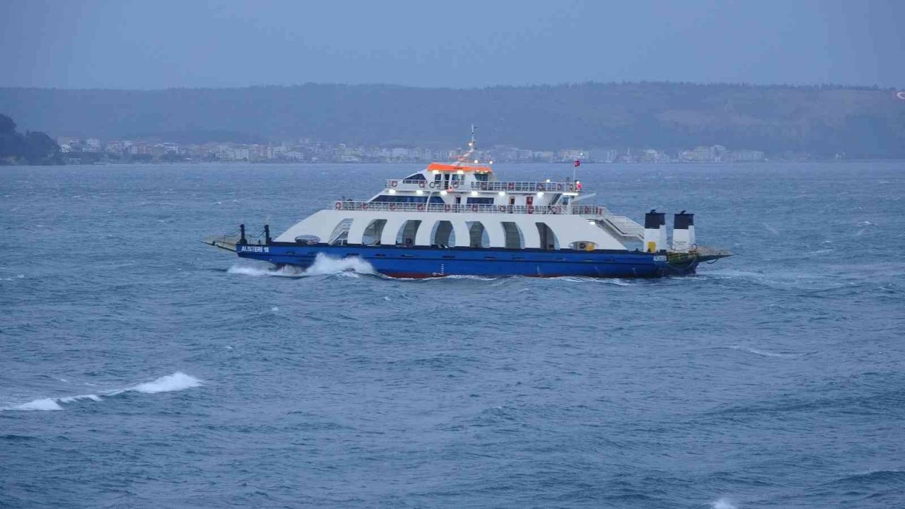 Bozcaada ve Gökçeada’ya fırtına nedeniyle tüm feribot seferleri iptal edildi